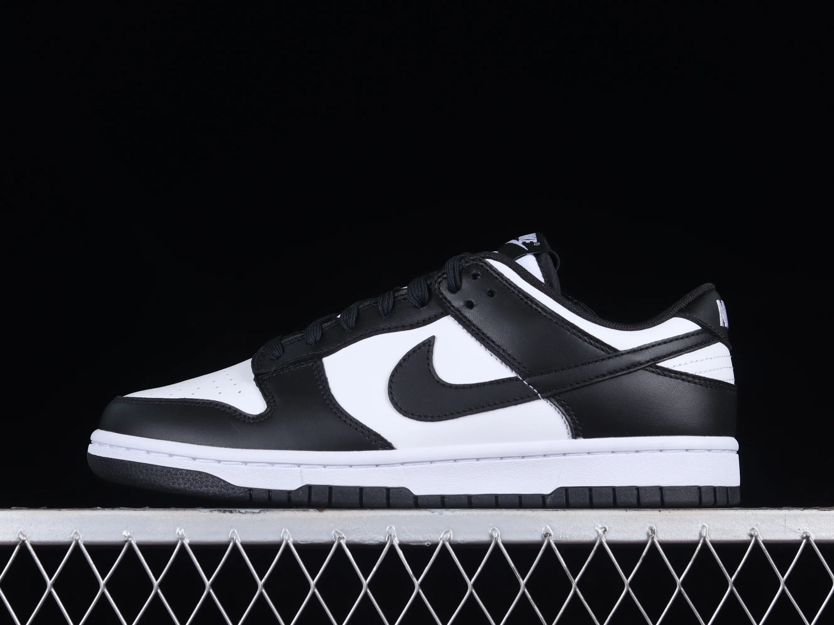 All categories Nk SB Dunk series Nk SB Dunk Low low-top sneakers M version Nk SB Dunk Low black and white panda SB smashed backboard fashion casual sneakers DD1391-100